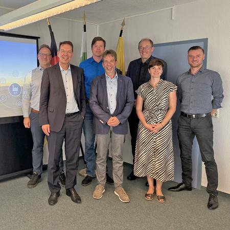 Gruppenbild mit Wissenschaft, Politik und Kommune zum Auftakt der Vorstudie „Smart Industry Orchestration Ilsenburg“, eine gemeinsame Arbeit an einem zukunftsfähigen Industrie- und Energiestandort einläutet.