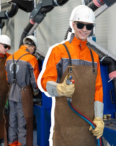 Das Bild zeigt einen Industriemechaniker in Ausbildung bei der Ilsenburger Grobblech GmbH.